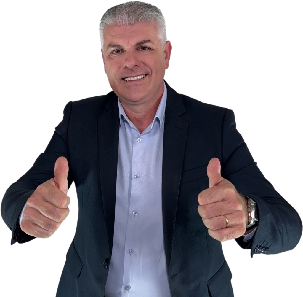 Edilson Martins sorrindo e fazendo um sinal positivo